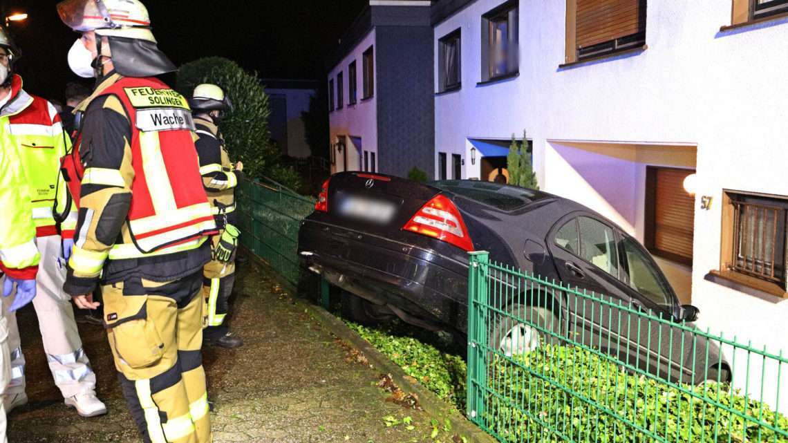 auf dem fahrrad gegen den zaun