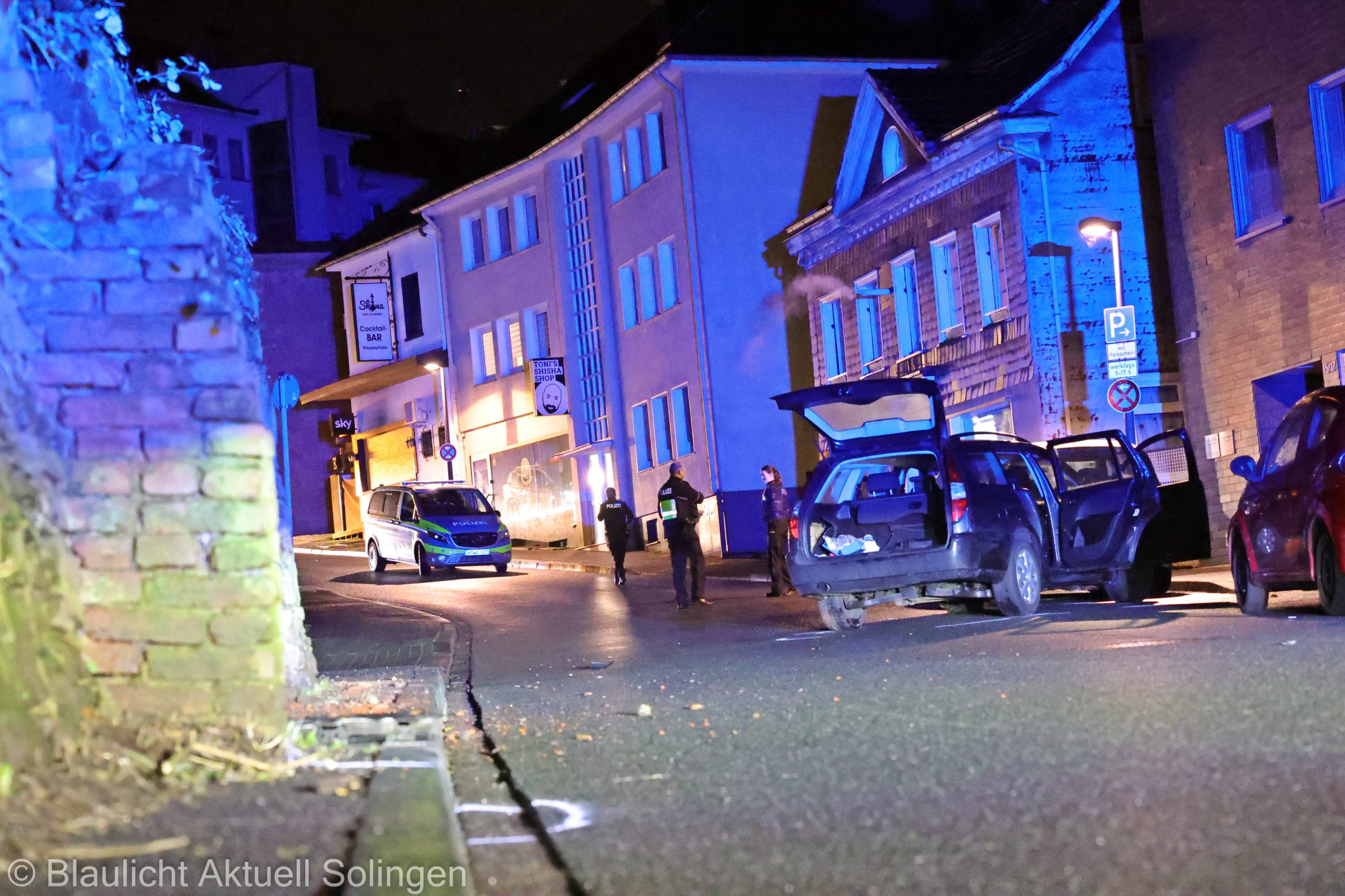 Gegen die Mauer auf der linken Seite krachte der Fahrer bei seiner Flucht und musste sein Fahrzeug kurz darauf stoppen