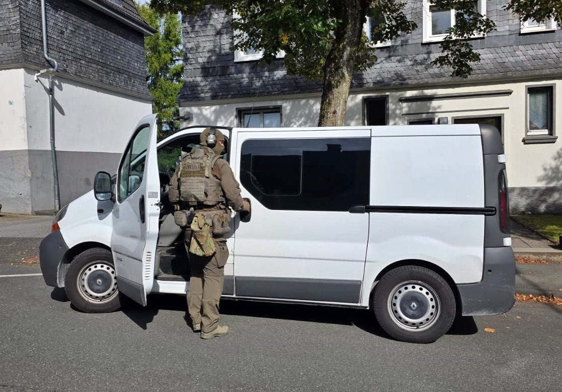 Das Spezialeinsatzkommando (SEK) der Polizei stürmte am Nachmittag die Wohnung. 