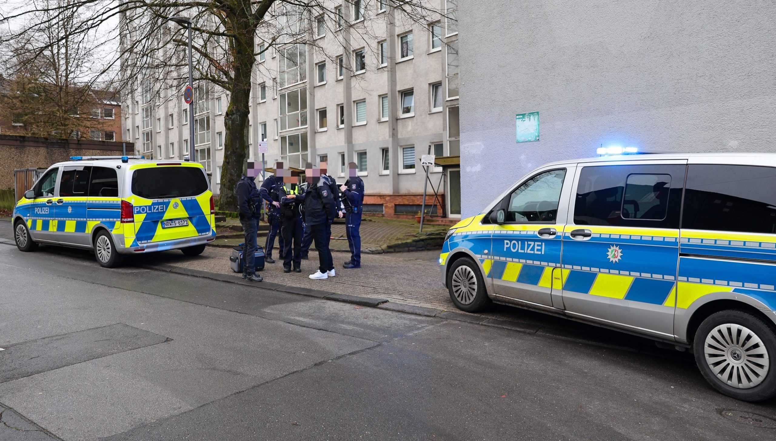 Polizei Solingen im Einsatz mit Blaulicht, Einsatzkräfte koordinieren vor Ort.