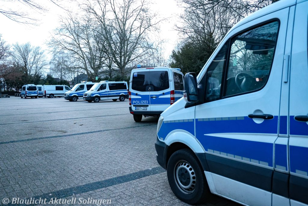Zahlreiche Einsatzfahrzeuge parkten auf dem Schulhof