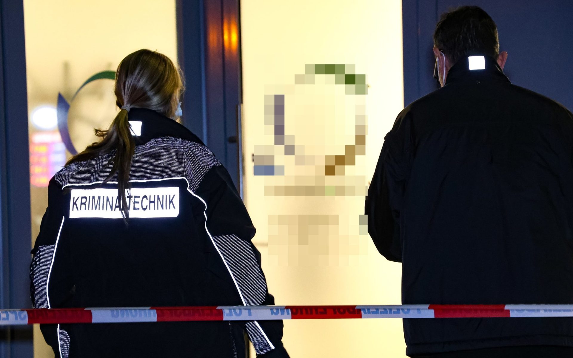 Ermittler der Kriminaltechnik (KTU) sicherten noch in der Nacht Spuren und dokumentierten den Tatort.