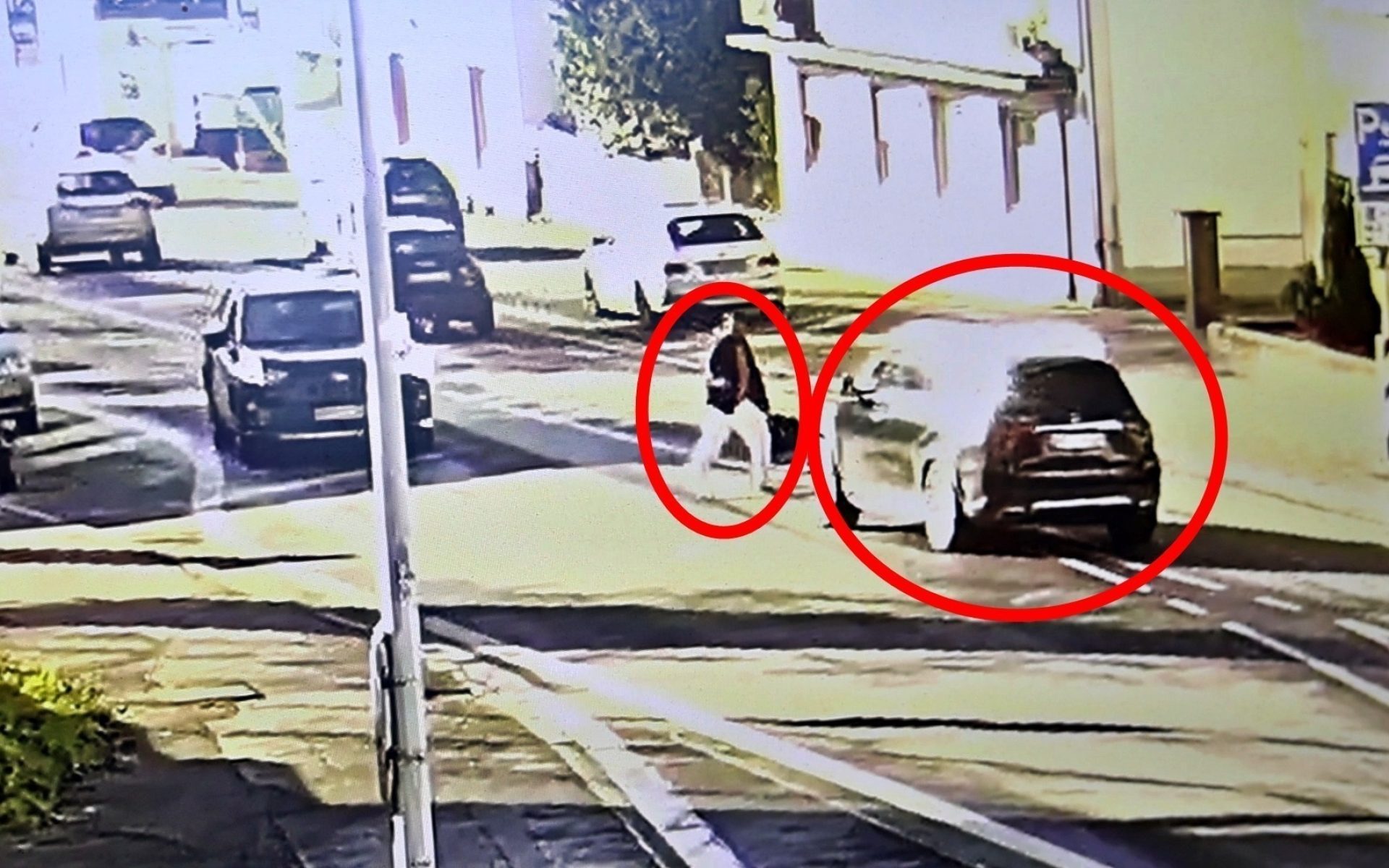 Das Foto aus der Überwachungskamera zeigt die Sekunden vor dem Unfall. Auf der Straße das 49-jährige Opfer und rechts der dunkle Mercedes GLE. Kurz danach kam es zum Zusammenstoß.